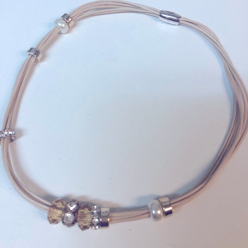 Choker necklace with magnetic closure